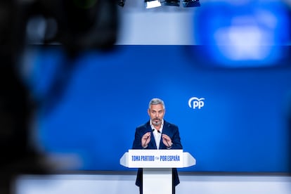 El vicesecretario de Hacienda, Vivienda e Infraestructuras del PP, Juan Bravo, durante la rueda de prensa en la sede del PP, este lunes en Madrid.