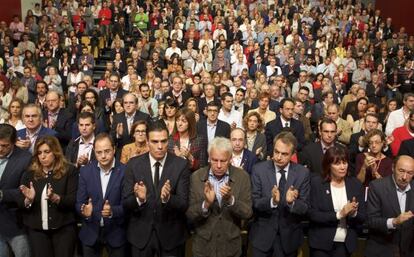 El secretario general del PSOE, Pedro Sánchez, y los ex presidentes del Gobierno, Felipe González y José Luis Rodríguez Zapatero, entre otros, durante el minuto de silencio por los atentados de París.