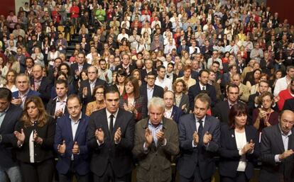  El secretario general del PSOE, Pedro S&aacute;nchez, y los ex presidentes del Gobierno, Felipe Gonz&aacute;lez y Jos&eacute; Luis Rodr&iacute;guez Zapatero, entre otros, durante el minuto de silencio por los atentados de Par&iacute;s.