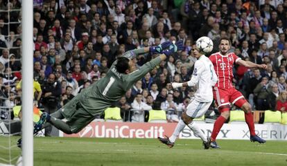 Keylor Navas desvía un tiro a gol del defensa del Bayer Munich, Hummels.