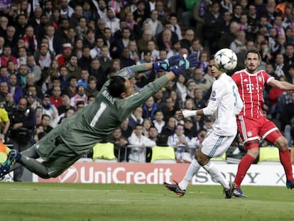 Keylor Navas desvía un tiro a gol del defensa del Bayer Munich, Hummels.