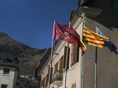 Banderas ante el edificio del Gobierno de la comarca de Arán en Vielha, Lleida.
