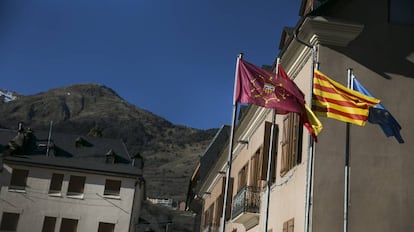 Banderas ante el edificio del Gobierno de la comarca de Arán en Vielha, Lleida.