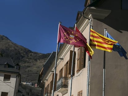 Banderas ante el edificio del Gobierno de la comarca de Arán en Vielha, Lleida.