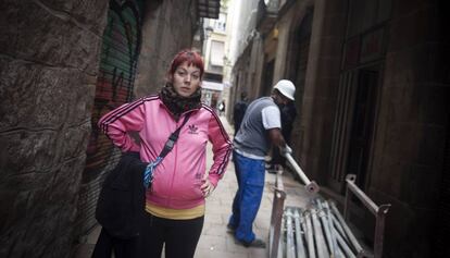 Beatriz Riera, davant del pis desallotjat que els operaris comencen a tapiar.