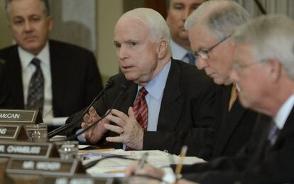 El senador republicano John McCain (c), se dirige a sus compa&ntilde;eros del Comit&eacute; de Servicios Armados del Senado.