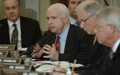 El senador republicano John McCain (c), se dirige a sus compañeros del Comité de Servicios Armados del Senado.