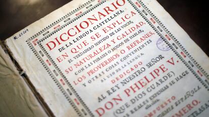 Portada del 'Primer tomo (1726) del Diccionario de autoridades' de la Real Academia de la Lengua, el primer diccionario confeccionado por la RAE.
