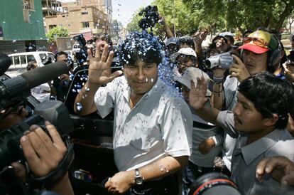 Morales se presentó como candidato a la presidencia en diciembre de 2005 y se impuso a los otros siete candidatos. Desde que asumió su cargo en 2006 ha sido reelegido en tres ocasiones. Ahora busca cambiar la Constitución para poder aspirar a un nuevo mandato.