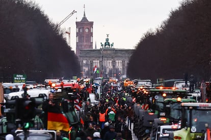 Cola de tractores frente a la Puerta de Brandemburgo durante una huelga nacional de agricultores en Berlín, Alemania el 15 de enero de 2024.