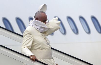El papa Francisco desciende de la escalerilla del avi&oacute;n a su llegada al aeropuerto de La Habana. 