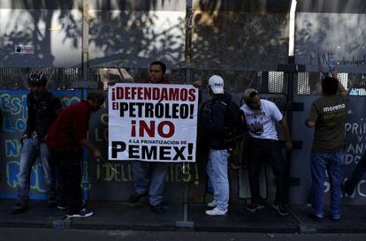 Manifestantes frente al Senado mexicano.