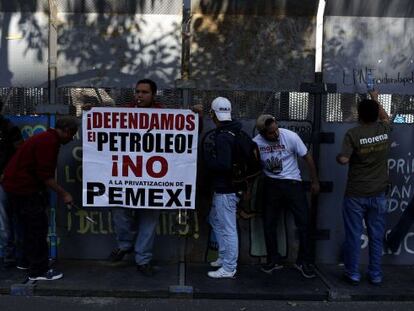 Manifestantes frente al Senado mexicano.