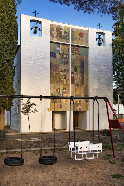 La iglesia de Villalba de Calatrava (Ciudad Real), cuya fachada fue creada por el artista informalista Manuel Hernández Mompó. El arquitecto que diseñó este enclave (en 1955) fue José Luis Fernández del Amo, una de las figuras más destacadas del proyecto de los pueblos de colonización. A día de hoy, solo dos familias viven en esta localidad, que cuenta con un centenar de casas y diferentes espacios comunes.