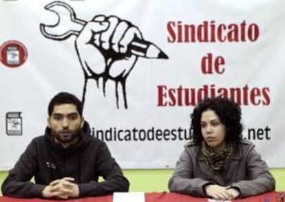 El secretario general del Sindicato de Estudiantes, Tohil Delgado, y la portavoz, Ana García, durante una rueda de prensa. EFE/Archivo