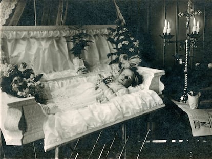 En la imagen, retrato de una niña fallecida en Rochester (Nueva York, Estados Unidos), de 1912.