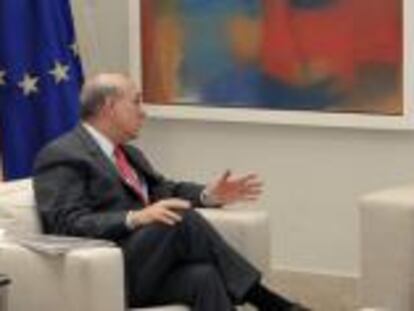 El presidente del Gobierno, Mariano Rajoy (d), escucha al secretario general de la OCDE, Ángel Gurría, durante la reunión que ambos han mantenido hoy en el Palacio de la Moncloa.