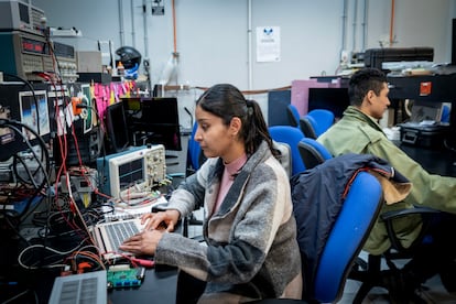 Jóvenes trabajan en los laboratorios del Instituto de Ciencias Nucleares de la UNAM, en enero de 2024.