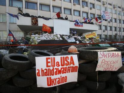 Pie de Foto: Barricada frente al Ayuntamiento de Mariupol.