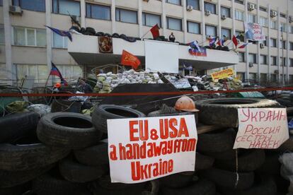 Pie de Foto: Barricada frente al Ayuntamiento de Mariupol.