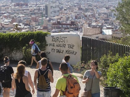 Pintadas contra los turistas en Barcelona.