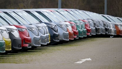 Una fila de furgonetas ID. Buzz eléctricas en la planta de Volkswagen en Hannover.