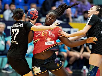 Lysa Tchaptchet durante el partido de España frente a Kazajistán, en el mundial de balonmano.