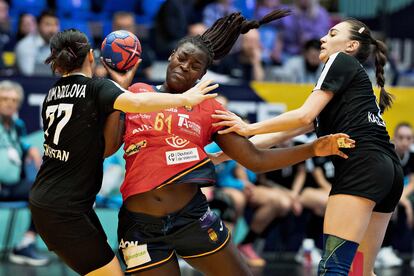 Lysa Tchaptchet durante el partido de España frente a Kazajistán, en el mundial de balonmano.