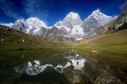 La Cordillera Huayhuash, en los Andes peruanos, reflejada en el agua.