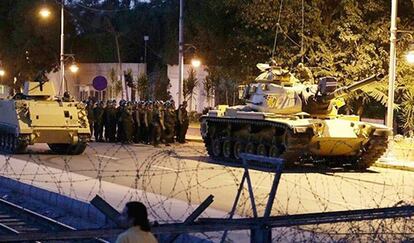 Fuerzas armadas turcas se despliegan durante la noche del 15 de julio de 2016 para repeler el golpe de Estado.