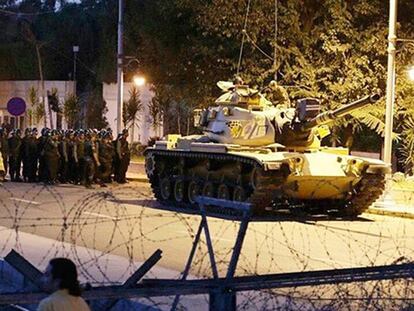 Fuerzas armadas turcas se despliegan durante la noche del 15 de julio de 2016 para repeler el golpe de Estado.