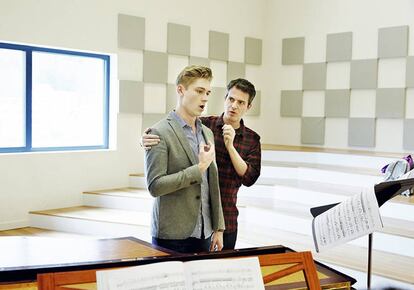 En una clase de canto junto a un alumno, el barítono Louis de Lavignère.