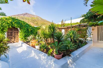 La vegetación es protagonista y se integra en la arquitectura. Desde las terrazas se puede ver el islote volcánico de Strombolicchio, situado en el medio del mar frente a la isla de Estrómboli.