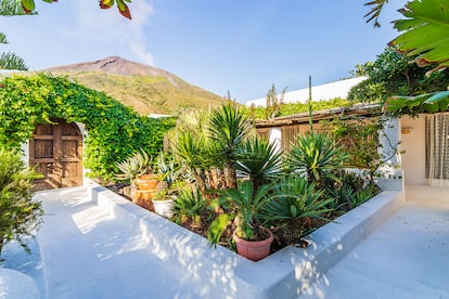 La vegetación es protagonista y se integra en la arquitectura. Desde las terrazas se puede ver el islote volcánico de Strombolicchio, situado en el medio del mar frente a la isla de Estrómboli.