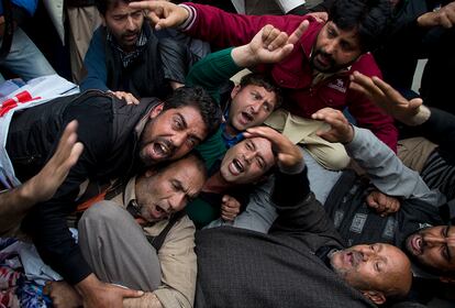 Activistas del partido indio AIP durante una protesta en Srinagar.