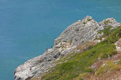 La costa oeste del Algarve, con sus acantilados y playas vírgenes, se puede descubrir a pie siguiendo la Ruta Vicentina, una amplia red de senderos (suma 340 kilómetros) que sigue el escarpado litoral occidental. Parte de Santiago do Cacém, en el Alentejo, y acaba en Sagres, ya en el Algarve, dentro del GR11.