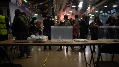 Urnas, papeletas y demás material electoral colocado en una mesa del Mercat del Ninot, de cara a las próximas elecciones catalanas del 14F en Barcelona.