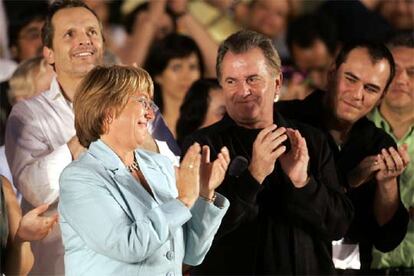 Los cantantes Miguel Bosé (izquierda), Víctor Manuel e Ismael Serrano (derecha) arropan a Bachelet en el mitin fin de campaña en Santiago.