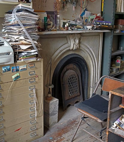 Una parte del estudio casero de Bourgeois, donde se encuentran los archivadores