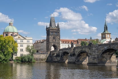 La Torre del Puente de la Ciudad Vieja, una puerta con torre gótica del siglo XIV situada en el extremo oriental del puente Carlos.