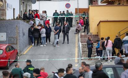 Agentes de la Guardia Civil custodian la zona donde fue quemada la casa de un presunto asesino en Pinos Puente (Granada).