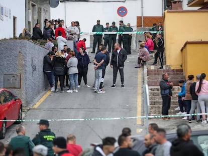 Agentes de la Guardia Civil custodian la zona donde fue quemada la casa de un presunto asesino en Pinos Puente (Granada).