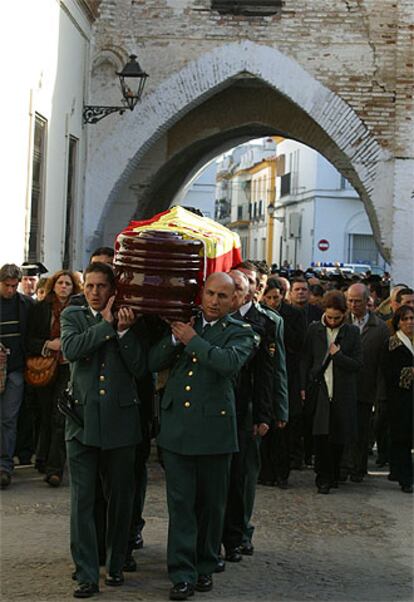 Agentes de la Guardia Civil portan el féretro de Rafael Peso, ayer en Palma del Río.