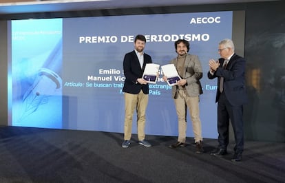 Los periodistas de EL PAÍS Emilio Sánchez y Manuel Vicente Gómez recogiendo el Premio AECOC de Periodismo