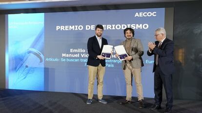 Los periodistas de EL PAÍS Emilio Sánchez y Manuel Vicente Gómez recogiendo el Premio AECOC de Periodismo