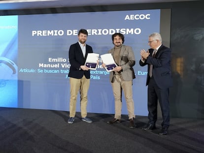 Los periodistas de EL PAÍS Emilio Sánchez y Manuel Vicente Gómez recogiendo el Premio AECOC de Periodismo