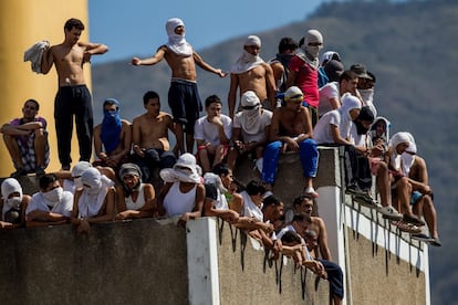 Un grupo de presos permanece en el tejado de una prisión de la Policía Nacional Bolivariana (PNB), en Catia, un populoso barrio del oeste de Caracas (Venezuela)