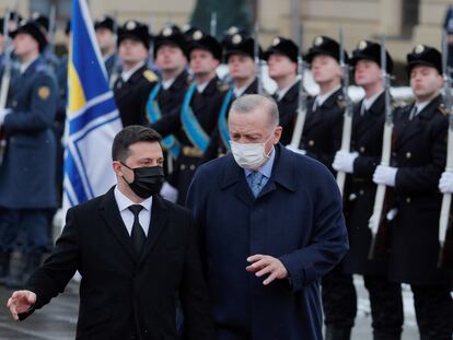 El presidente ucranio, Volodímir Zelenski, durante la ceremonia oficial de recepción a su homólogo turco, Recep Tayyip Erdogan, que este jueves se desplazó a Kiev para tratar de rebajar las tensiones entre Ucrania y Rusia.