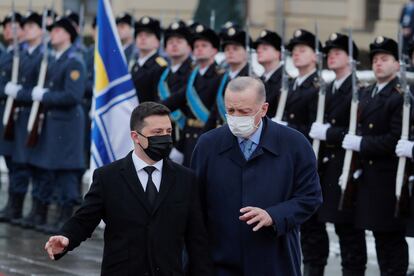 El presidente ucranio, Volodímir Zelenski, durante la ceremonia oficial de recepción a su homólogo turco, Recep Tayyip Erdogan, que este jueves se desplazó a Kiev para tratar de rebajar las tensiones entre Ucrania y Rusia.