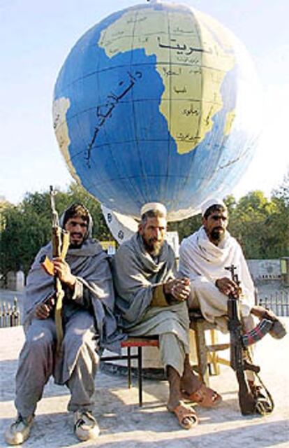 Tres <i>muyahidin</i> vigilan un cruce en el centro de Jalalabad.